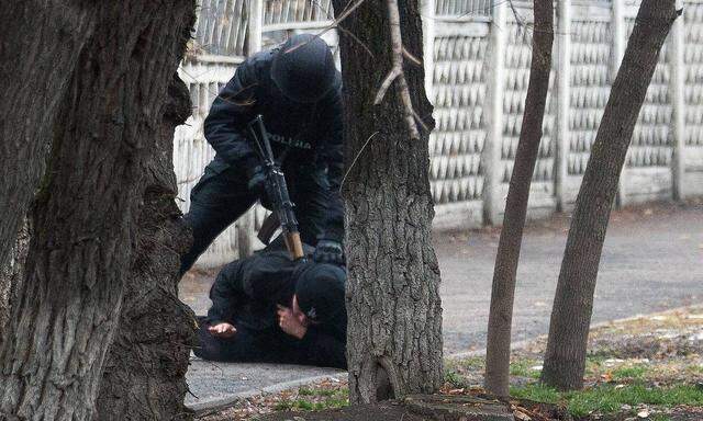 Ein Polizist bei einer Festnahme in Almaty.
