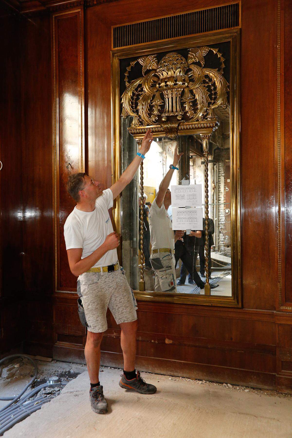 Die alte Spiegelwand, original erhalten seit 1916, bleibt wie sie ist. Der Schmutz von beinahe 100 Jahren wird nun mit speziellen Alkohol-Lösungen entfernt, erklärt Restaurator Stefan Kainz.