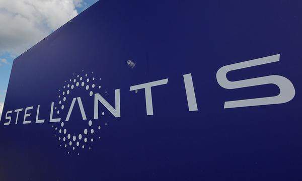 Das Stellantis-Logo in einem Werk Frankreich.