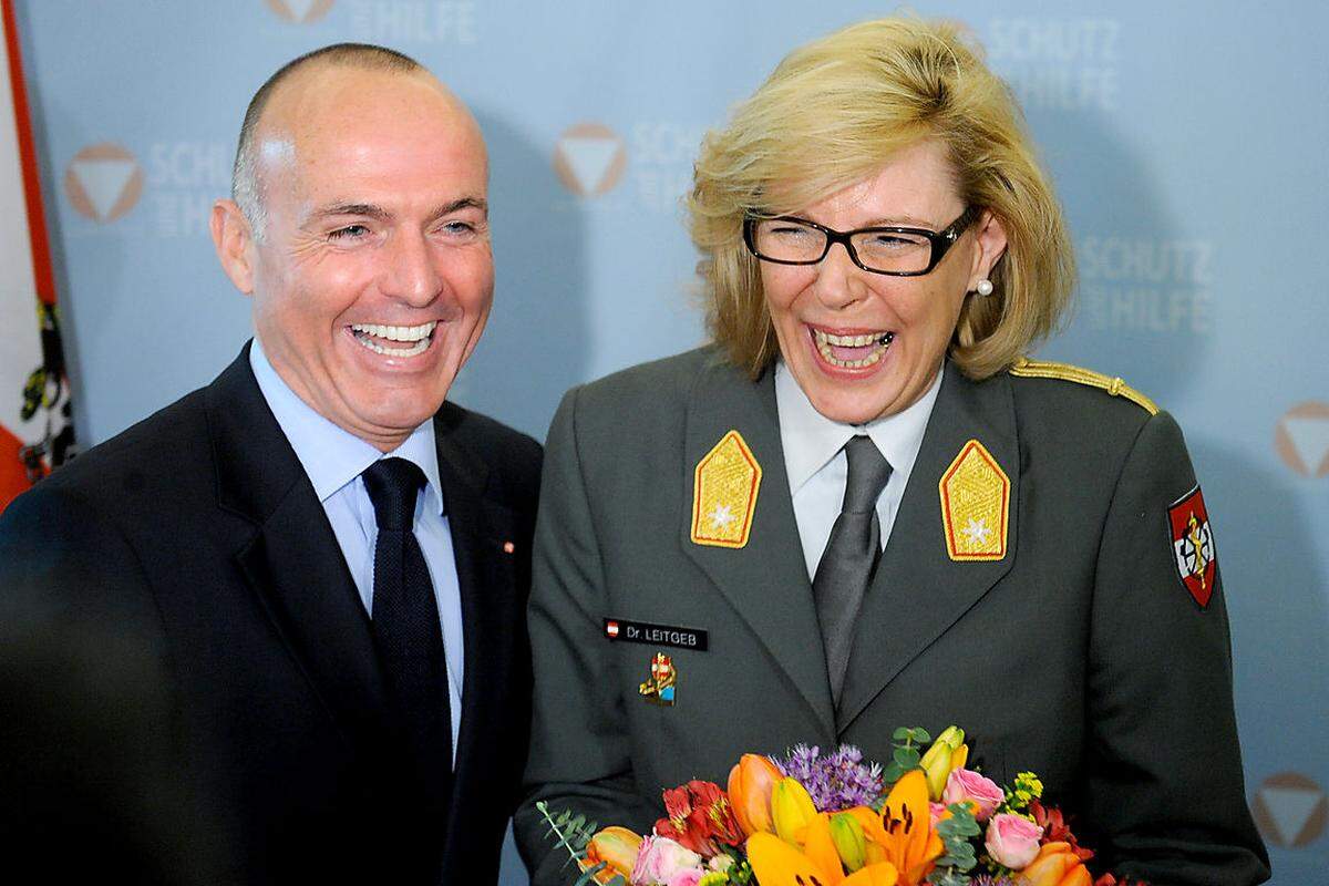 Österreich hat seine erste Frau im Generalsrang: SP-Verteidigungsminister Gerald Klug hat am 31. März Andrea Leitgeb zur Kommandantin der Sanitätsschule ernannt und sie gleichzeitig zum Brigadier befördert.