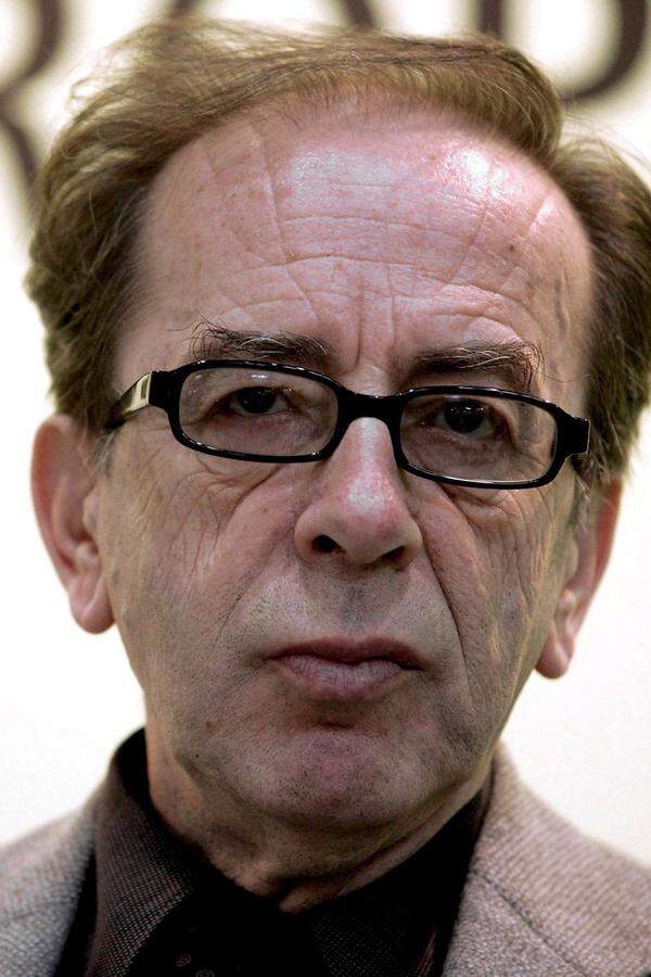 Der Albanier Ismail Kadare (geb. 1936) soll laut Ladbrokes (Quote: 10:1) ebenfalls gute Chancen auf den Nobelpreis haben. Sein Werk wurde in über 30 Sprachen übersetzt. Kadare erhielt 2005 den mit 60.000 Pfund dotierten "Man Booker International Prize".