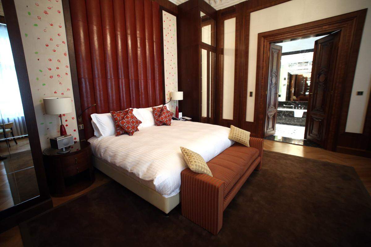 Die Übernachtung in den teils denkmalgeschützten Räumen kostet ab 550 Euro. Für die 190 Quadratmeter große Präsidentensuite werden 6500 Euro pro Nacht verlangt. Insgesamt verfügt das Ritz-Carlton über 202 Zimmer, davon 43 Suiten.
