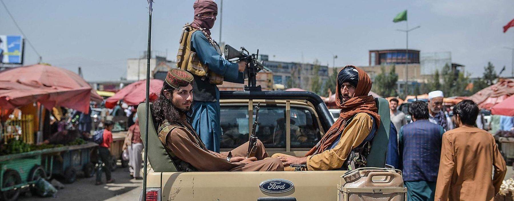 Taliban-Kämpfer patrouillieren durch Kabul.