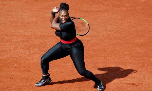 Serena Williams zog in den ersten Turniertagen von Paris die meisten Blicke auf sich. Die US-Amerikanerin tritt bei den French Open in einem schwarzen Einteiler an.