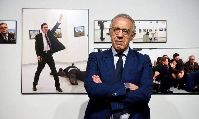 Bilder eines Attentates: Der türkische Fotojournalist Burhan Özbilici vor seinen Bildern in der Fotogalerie Westlicht. 