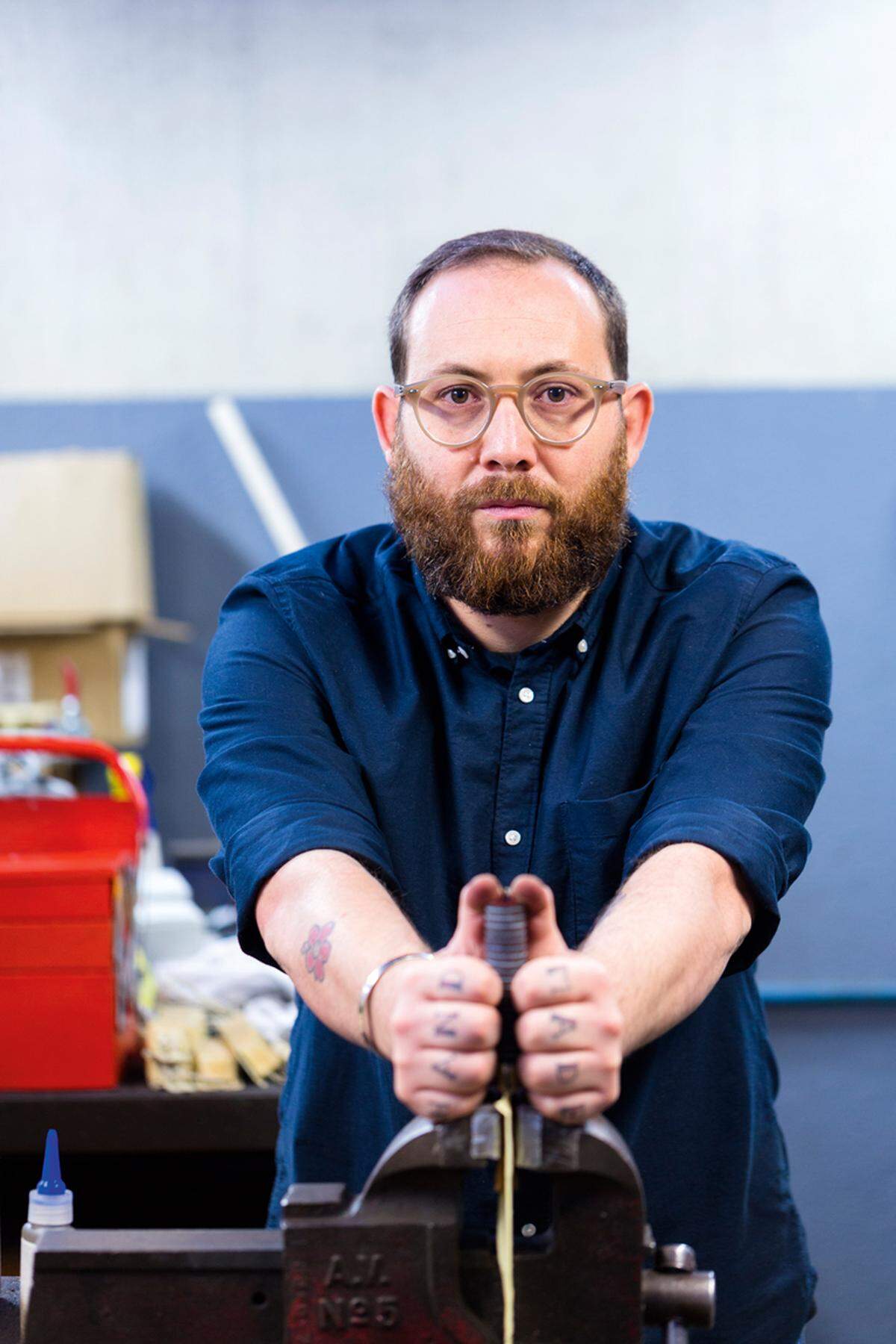 Tomer Botner ist Produktdesigner. Die Tattoos auf seinen Händen sagen: handmade.