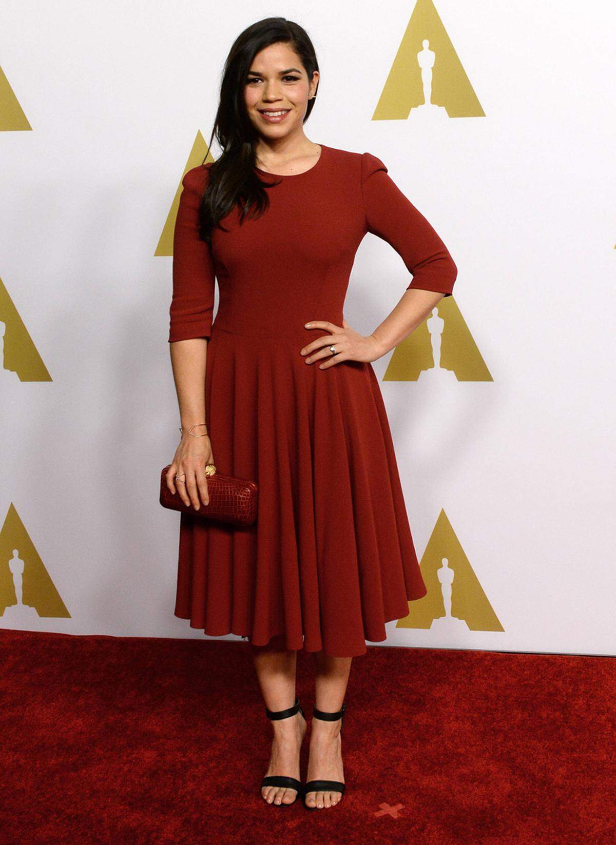 Festlich im roten Kleid mit roter Clutch erschien America Ferrera.