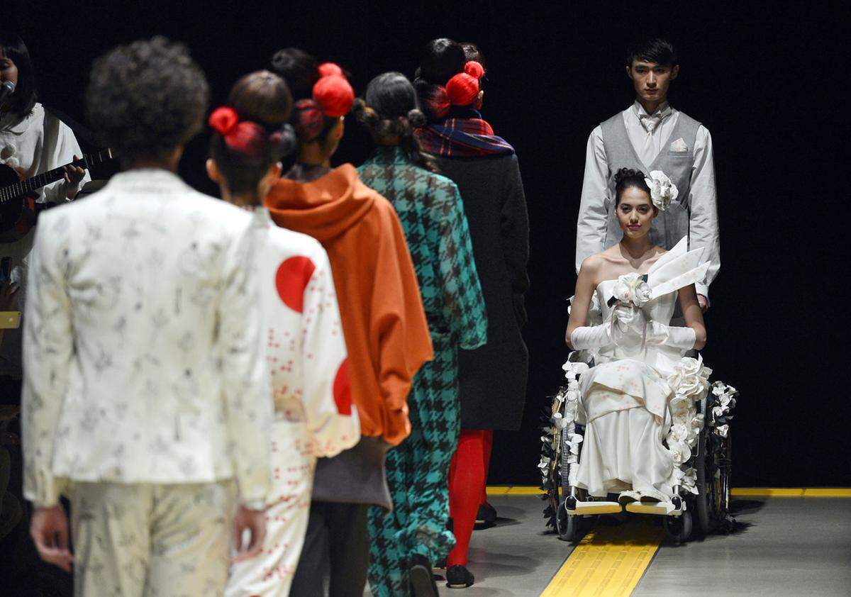 Eine Braut im Rollstuhl war der Höhepunkt der Show von dem Modeunternehmen ha ha.