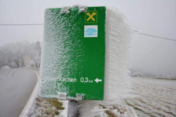 Ein Straßenschild bei Mönichkirchen im Wechselgebiet.
