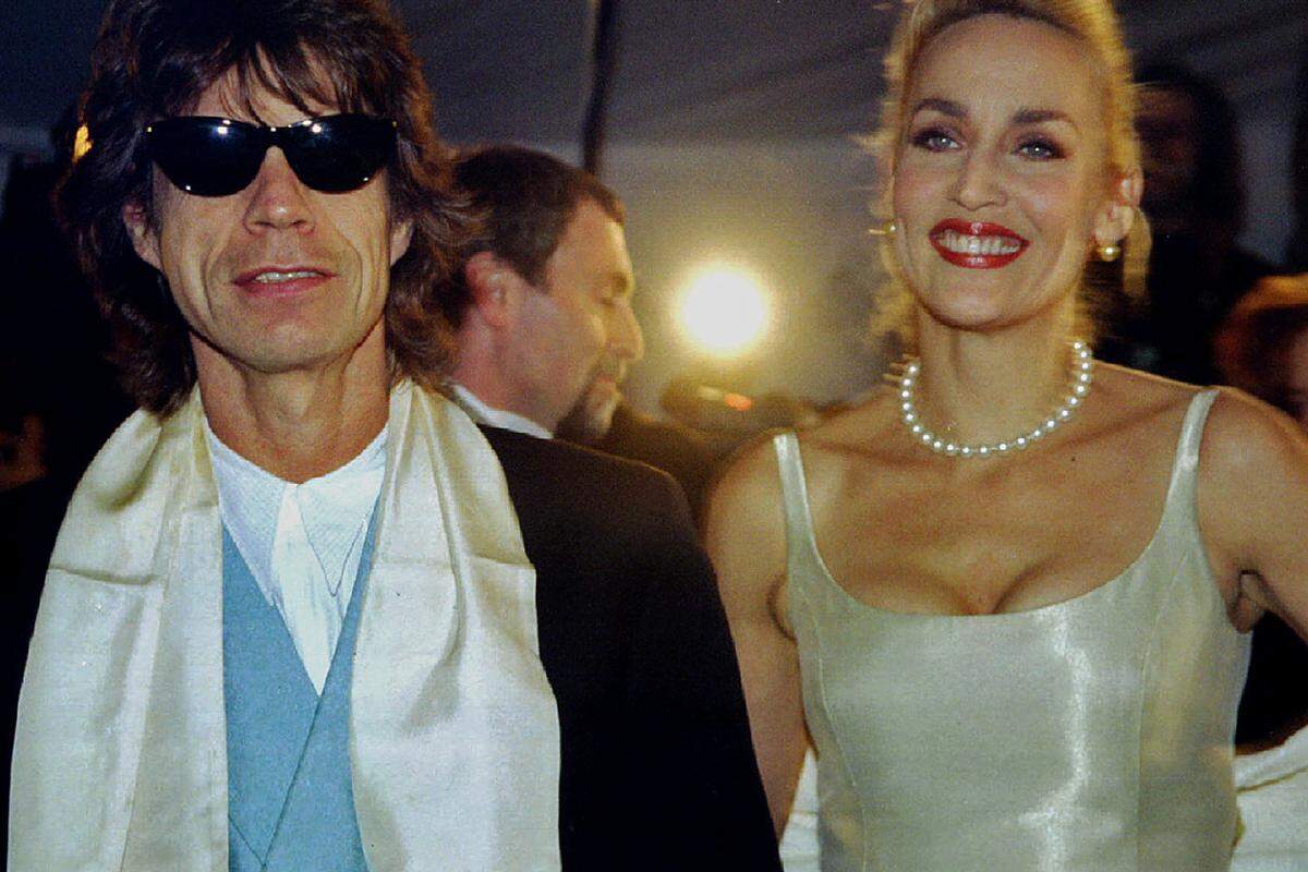 Sein zweites Eheversprechen (nach Bianca Jagger, von der er 1979 geschieden wurde) gab Jagger 1990 dem Model Jerry Hall. Die Ehe wurde 1999 allerdings nicht geschieden, sondern annuliert. Grund war die für ungültig erklärte hinduistische Hochzeitszeremonie auf Bali. Das Model wollte zwar eine Scheidung, jedoch argumentierte der "Rolling Stone"-Sänger, dass sie niemals verheiratet gewesen wären. Hall zog 1999 einen Schlussstrich unter die Beziehung, als das brasilianischen Model Luciana Gimenez Morad verkündete ein Kind von Jagger zu erwarten. Insgesamt hat Jagger sieben Kinder von vier verschiedenen Frauen, davon vier mit Jerry Hall.