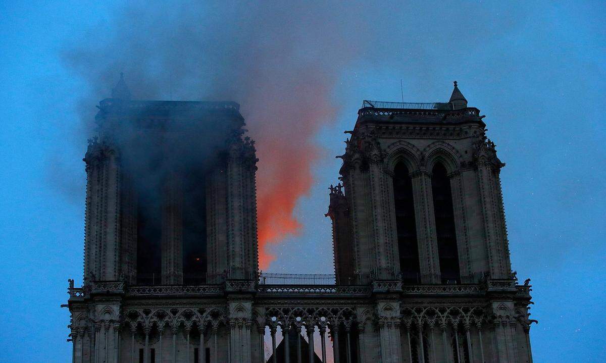 Feuer in der weltberühmten Kathedrale Notre Dame de Paris. Riesige Flammen schlugen am Montagabend aus dem Dach der gotischen Kirche, die Turmspitze des Dachreiters brach ebenso wie der Dachstuhl komplett in sich zusammen.