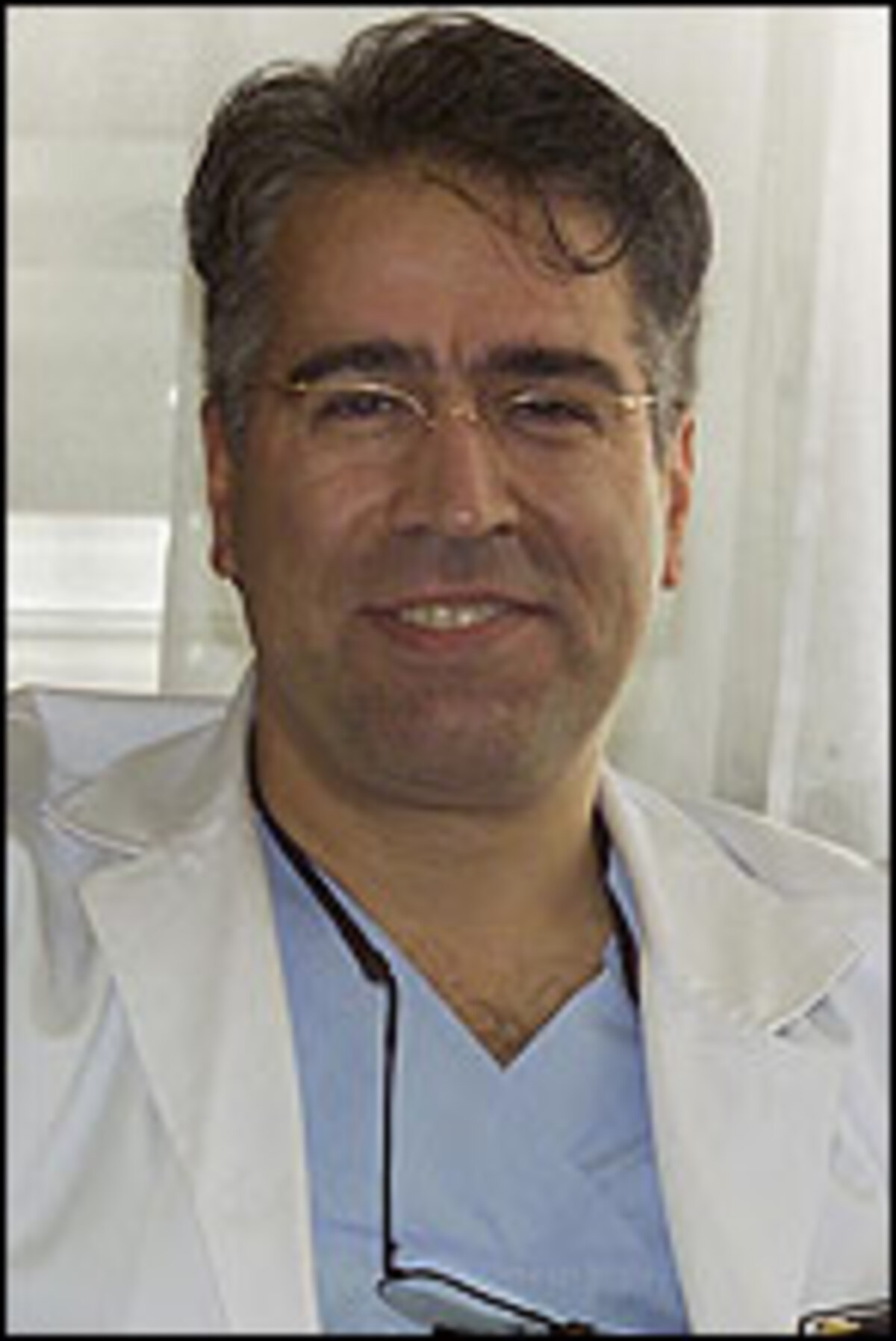 Prim. Dr. Ali Abri wurde mit Oktober 2006 zum neuen Leiter der renomierten Augenabteilung im Klinikum Kreuzschwestern Wels ernannt. Der im Iran geborene Experte absolvierte sein Studium in Mindestzeit an der Medizinischen Universität Wien. Für die Turnus- und auch Facharztausbildung ging er erstmals nach Oberösterreich, ins Krankenhaus der Barmherzigen Brüder in Linz und absolvierte als Stipendiat und Gastarzt Teilausbildungen in der Münchner Augenklinik und London.