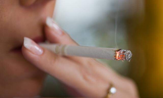 Rauchende Frau mit einer Zigarette