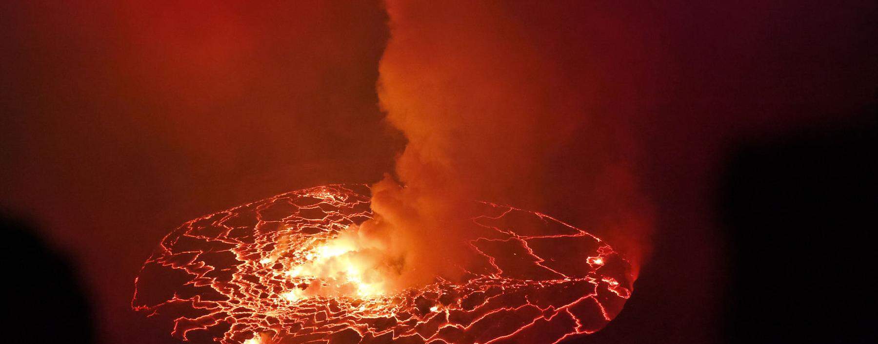 Der gefährlichste Vulkan der Erde - der Nyiarogongo – ist voll mit kochender Lava, die bedroht den Lake Kivu.