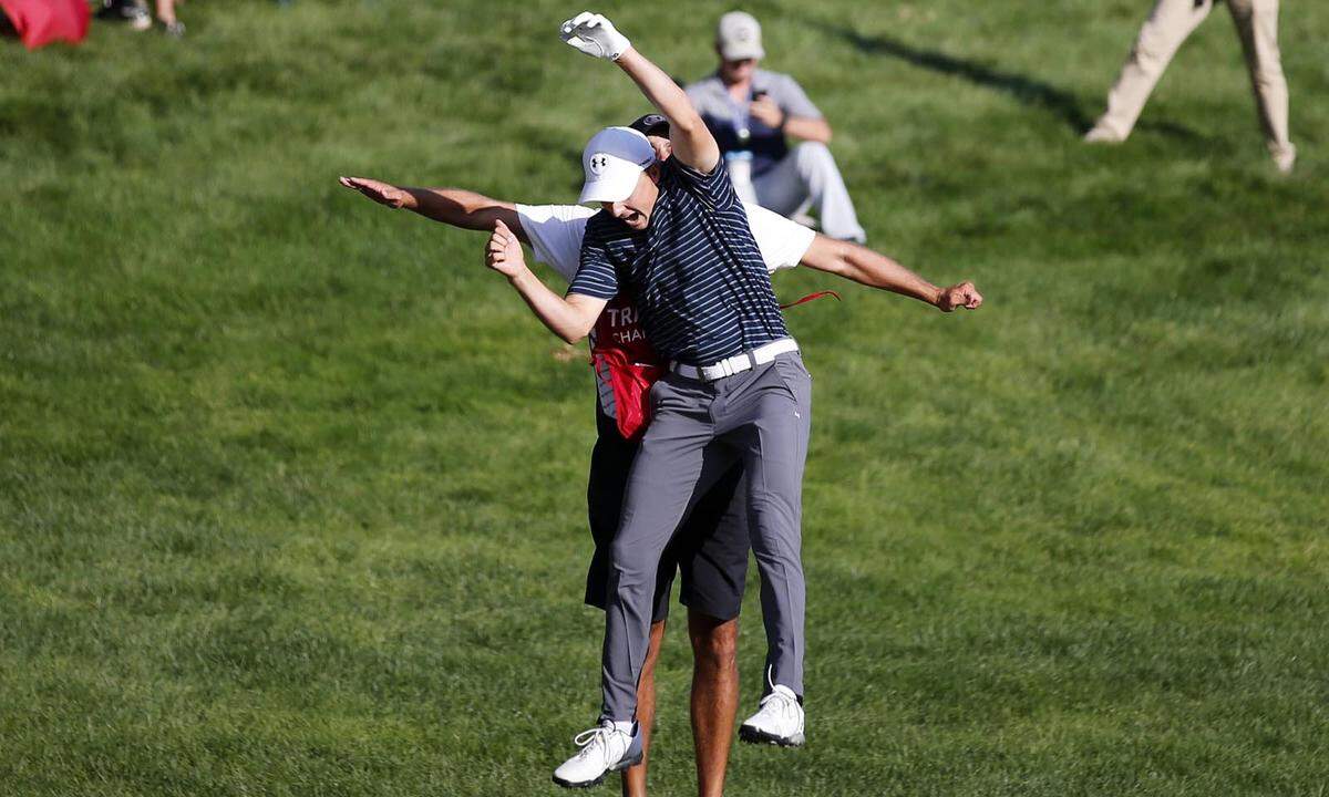 US-Golfstar Jordan Spieth feiert seinen 10. Erfolg auf der PGA Tour mit seinem Caddie.