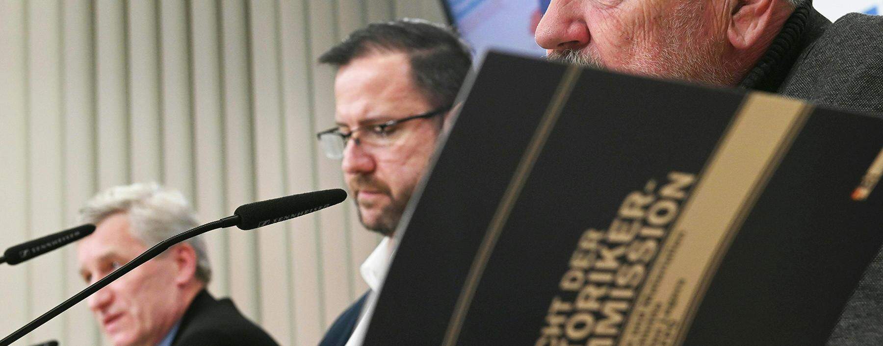 FPÖ-Generalsekretär Christian Hafenecker, der Koordinator der Historikerkommission Andreas Mölzer (r.) und der Historiker Thomas Grischany (l.) während einer Pressekonferenz der FPÖ zum Thema &quot;Veröffentlichung Historikerbericht&quot; am 23. Dezember 2019.