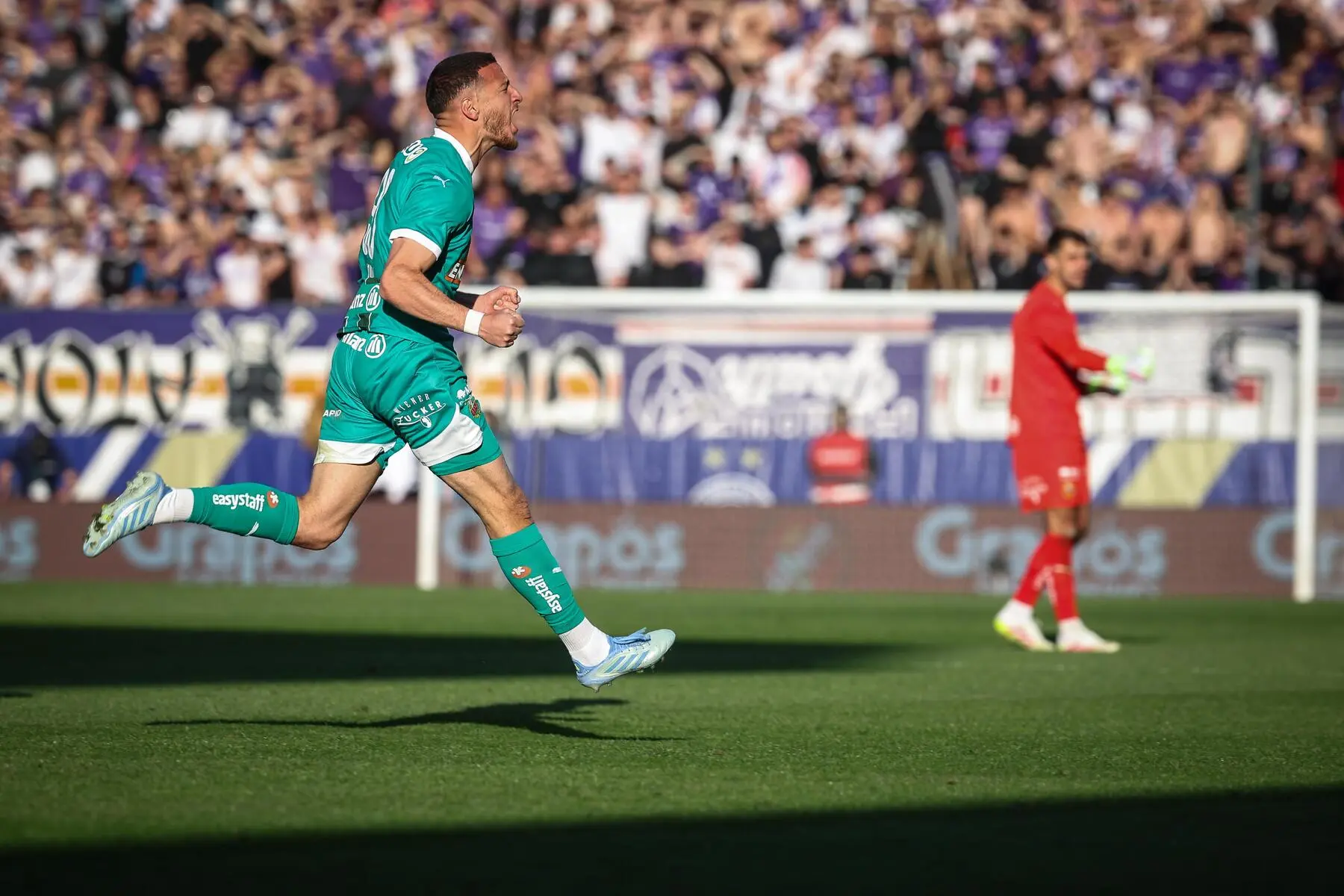 Action shot from the Rapid Vienna vs. Austria Vienna derby