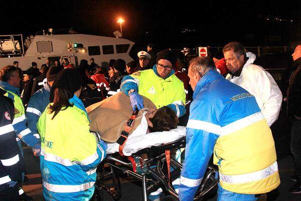 An Bord brach Panik aus, mehrere Passagiere sprangen ins Wasser. Rettungsboote, Hubschrauber und in der Gegend kreuzende Schiffe brachten die Menschen auf die nahe gelegene Insel Giglio.