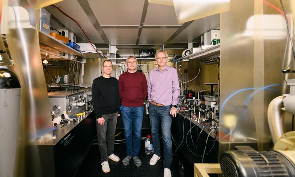 Das Institut für Photonik steckt voller Hightech (v. l. im Bild: Markus Zeiler, Audrius Pugzlys und Karl Unterrainer).