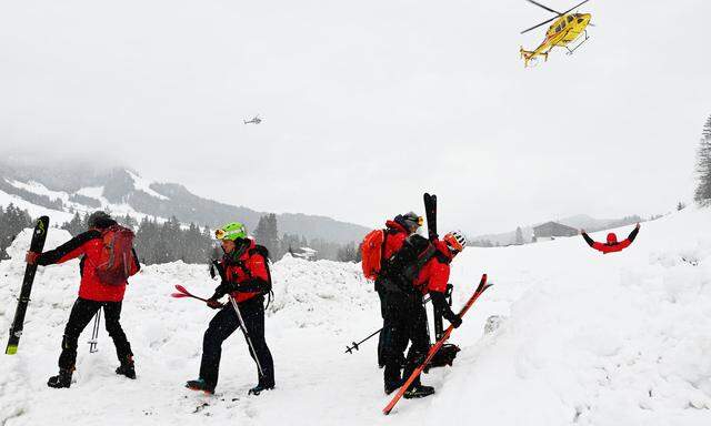 In Tirol waren die Bergretter am Wochenende im Lawinendauereinsatz: Hier bei einer Bergungsaktion in Fieberbrunn. 