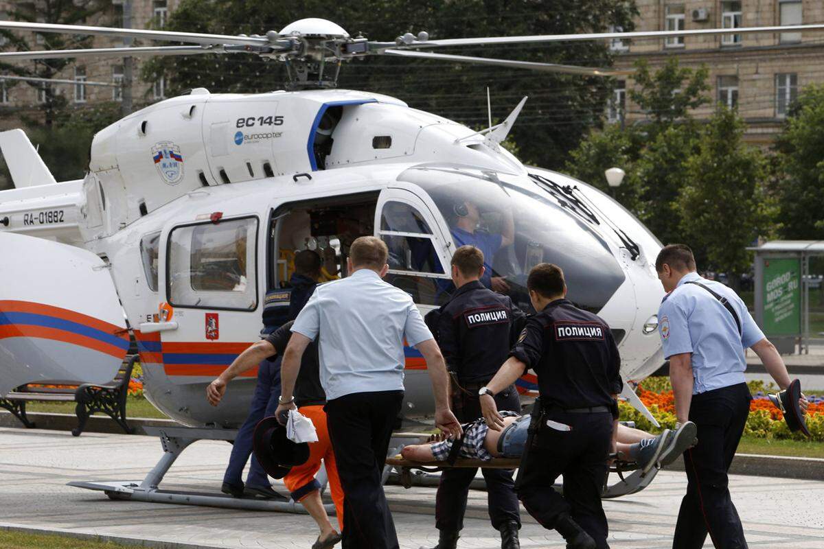 Etwa zwanzig Personen wurden in kritischem Gesundheitszustand in Spitäler geflogen. Zwei Männer wurden etwa schwer an der Wirbelsäule verletzt, wie die Agentur Interfax meldete. Viele Passagiere erlitten Prellungen und Blutergüsse.