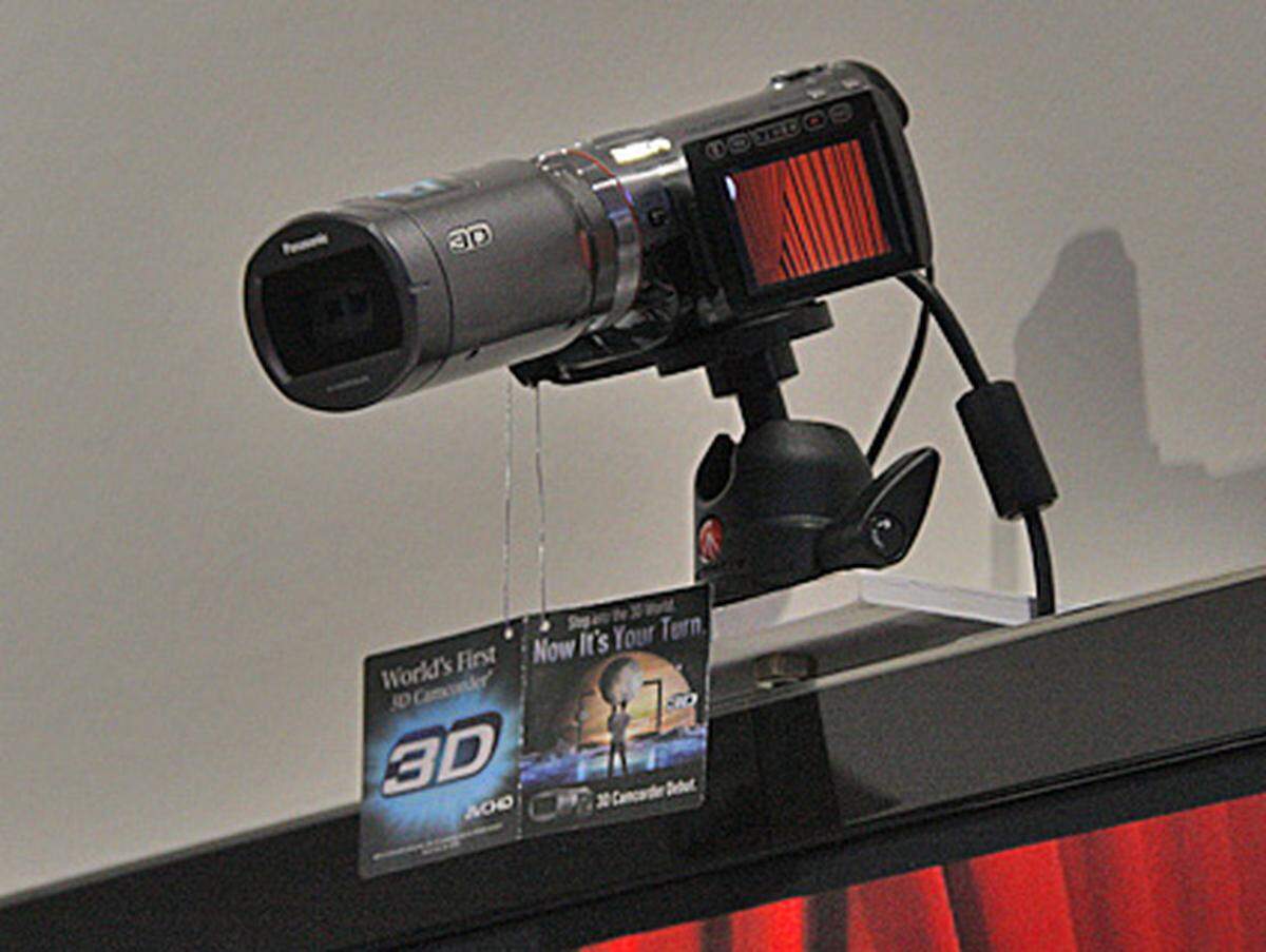 Weil Industrie und Konsumenten immer wieder über das mangelnde Film- und TV-Angebot in 3D klagen, bietet Panasonic Hilfe zur Selbsthilfe. Mit dem 3d-Camcorder mit der Zwillingslinse können 3D-Filmchen in einer Auflösung von 960 x 540 Pixeln aufgenommen werden. 2D filmt der HDC-SDT750 sogar in Full-HD - die Vorsatzlinse wird dann einfach abmontiert.
