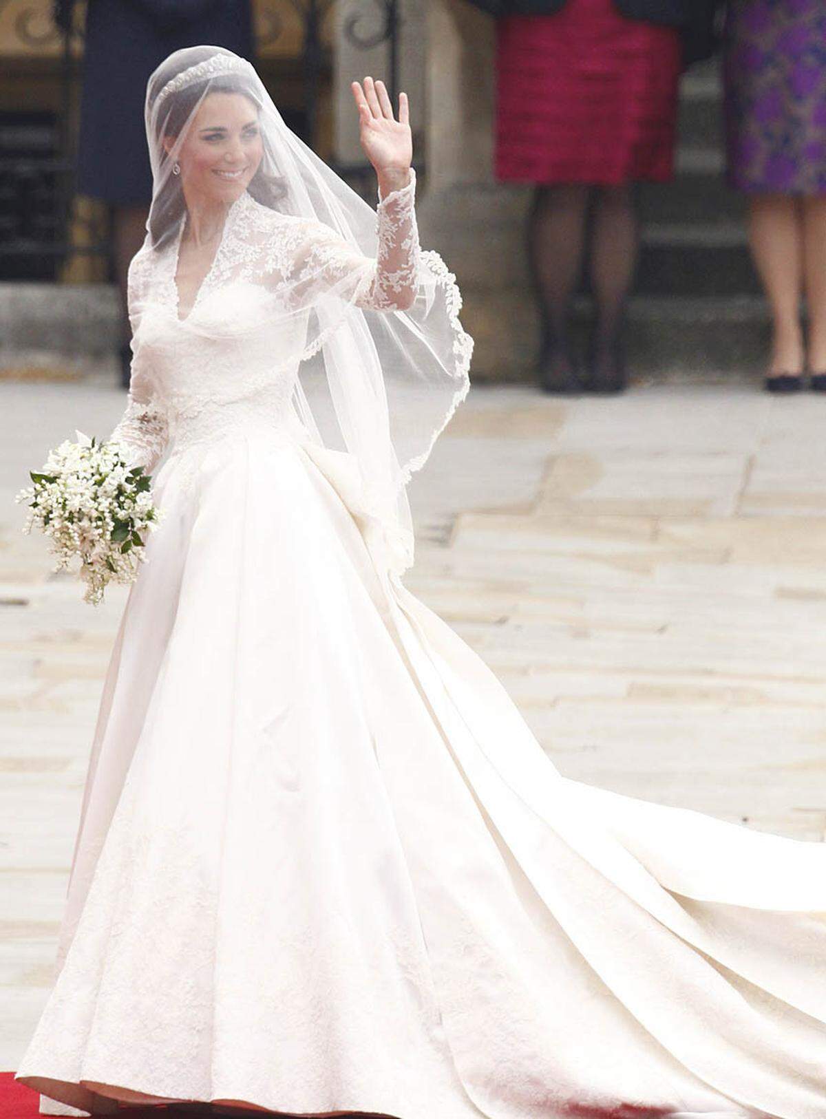 Der Modeschöpfer Karl Lagerfeld fühlt sich von dem Brautkleid Kates aus dem britischen Modehaus Alexander McQueen an die 50er Jahre erinnert. Das Kleid habe einen "Hauch der 50er", der ihn an Marilyn Monroe oder an das Brautkleid von Königin Elizabeth II. denken lasse.