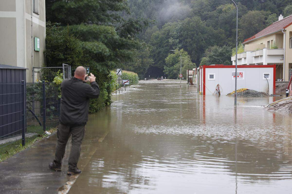 Im Bezirk Leibnitz kommt es aufgrund des anhaltenden Regens zu massiven Überschwemmungen. 