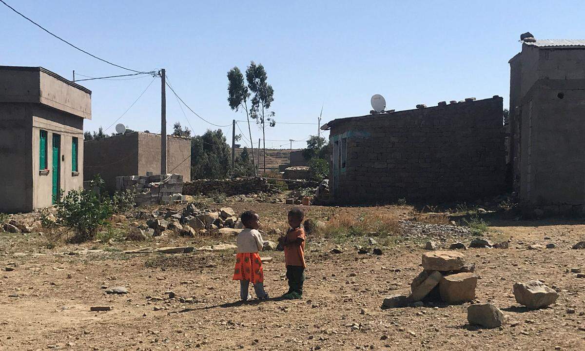 Äthiopien ist im "Suffering in Silence"-Report von Care gleich zwei Mal vertreten. Auf Rang sieben wegen der Vertreibung der Menschen innerhalb des Landes. Wiederkehrende gewaltsame Übergriffe zwangen im Grenzgebiet von Gedeo und West Yuji eine Millione Menschen dazu, zwischen April und Juli vergangenen Jahres ihre Heimat zu verlassen. Es gab viele Tote, ganze Siedlungen wurden niedergebrannt. Schon vor der Krise war es ein besonders dicht besiedeltes Gebiet, das nun mit der Versorgung der Geflüchteten Landsleute überfordert ist. Die Not und der Bedarf an Lebensmitteln, sauberem Wasser und einer grundlegenden Gesundheitsversorgung sind größer geworden.