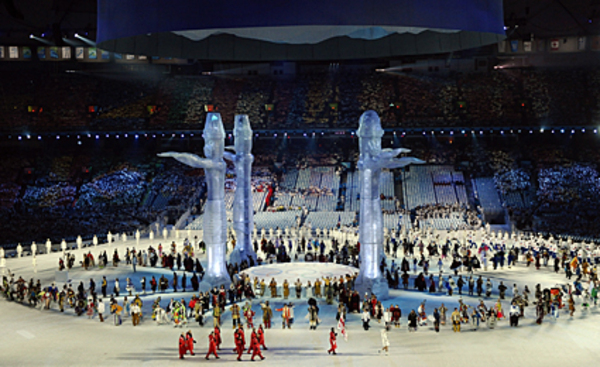 Insgesamt rund 30 der 81 ÖOC-Sportler, darunter Ski Cross-Weltmeister Andreas Matt, Skispringer Martin Koch, mehrere Snowboarder und die in Vancouver antretenden Hallen-Eissportler Victor Pfeifer (Eiskunstlauf), Veronika Windisch (Eisschnelllauf) und Anna Rokita (Short Track) ließen es sich nicht entgehen, im Kreis der Sportler aus aller Welt den olympischen Geist zu spüren.