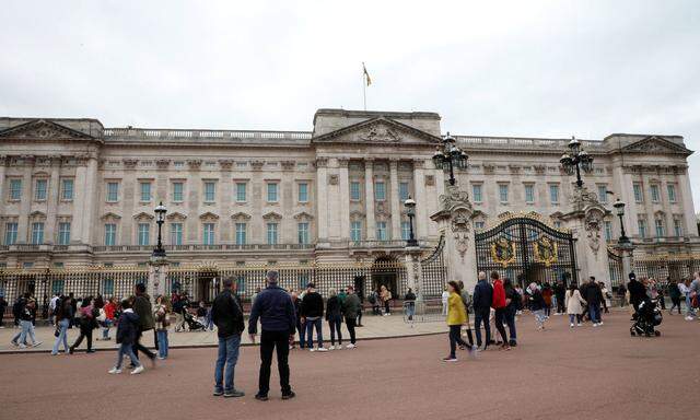 Am Dienstagabend soll ein Mann Gegenstände auf das Gelände des Buckingham-Palasts geworfen haben - es kam zu einer Festnahme.