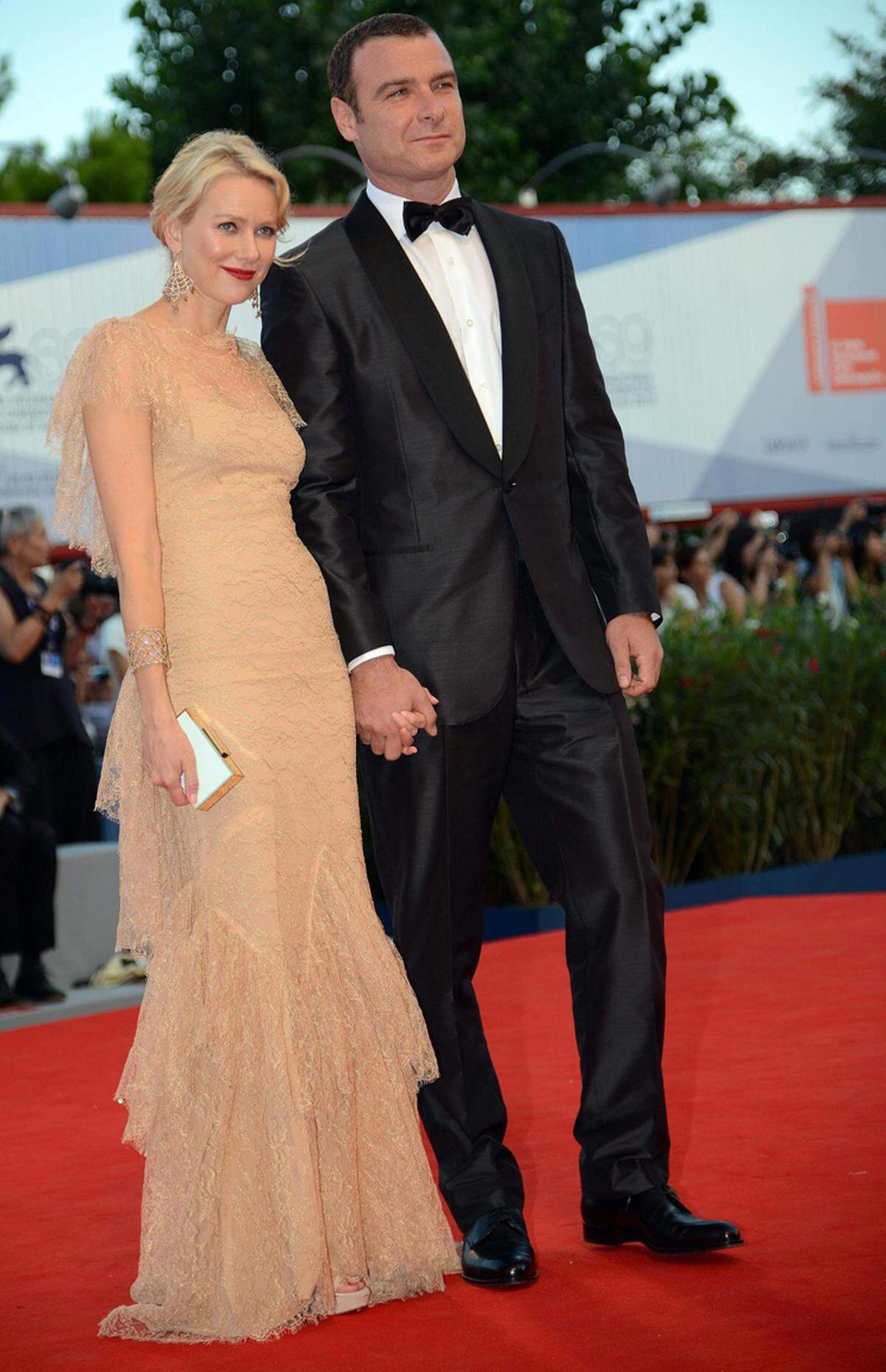 Zarte Spitze zierte auch das nudefarbene Marchesa-Kleid von Schauspielerin Naomi Watts, die in Begleitung von Liev Schreiber über den Catwalk schritt.