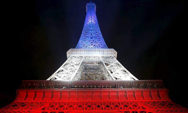 Der Eiffelturm, beleuchtet in den Nationalfarben
