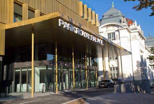 Wien hat ab sofort eine Nobelherberge mehr: Beim Technischen Museum, wo einst das IMAX-Kino stand, befindet sich nun das "Austria Trend Hotel Park Royal Palace Vienna" der Verkehrsbüro Group. Die Bauzeit betrug 18 Monate. Der Vier-Sterne-Plus-Bau an der Schlossallee umfasst 233 Zimmer und Suiten, die ab 140 Euro pro Nacht kosten.
