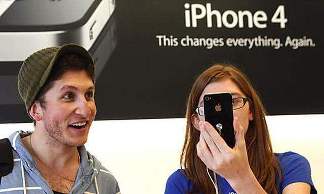 Jay Judih gets help from Rachel Varnnell after they purchased Apples new iPhone 4, in Los Angeles Ths new iPhone 4, in Los Angeles Th