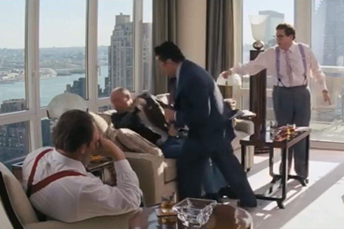 Gegen Orgien hat Jordan Belfort grundsätzlich nichts. Wenn sie aber ungefragt in seiner noblen Manhattan-Wohnung gefeiert werden, kann er ziemlich ungehalten werden. In "Der Wolf der Wall Street" (-->"Presse"-Kritik) verprügelt er deshalb einen Teilnehmer.