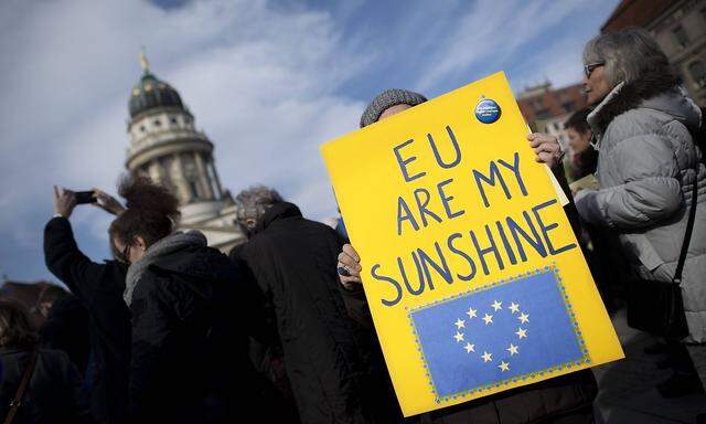 Pulse of Europe Demo DEU Deutschland Germany Berlin 12 03 2017 Demonstranten mit Plakat EU Are m