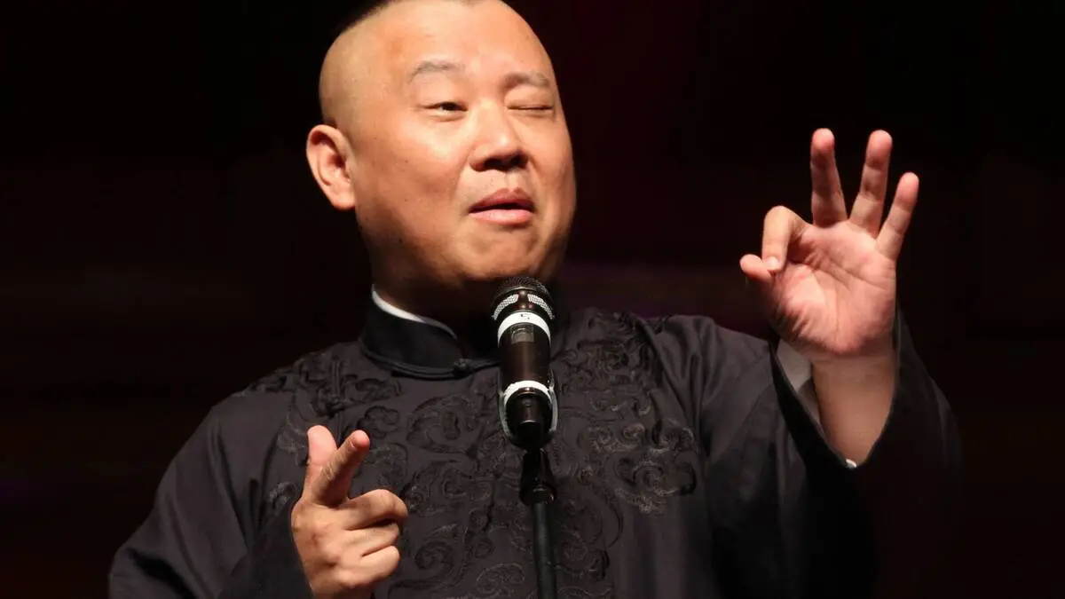 Chinas berühmter Komiker Guo Degang macht einen spontanen Witz – und hat ...