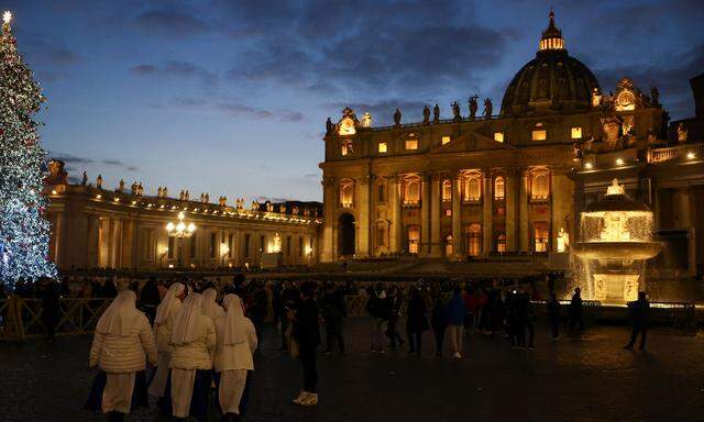 Bis Mittwoch können Gläubige Abschied von Benedikt XVI. im Petersdom nehmen.