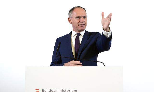 Innenminister Gerhard Karner (ÖVP) präsentierte am Donnerstag die Zerschlagung einer internationalen Schlepperbande.