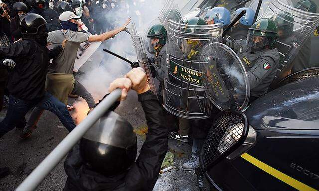Protesters clash with Guardia di Finanza during a protest in front of the Ministry of Finance building in downtown Rome