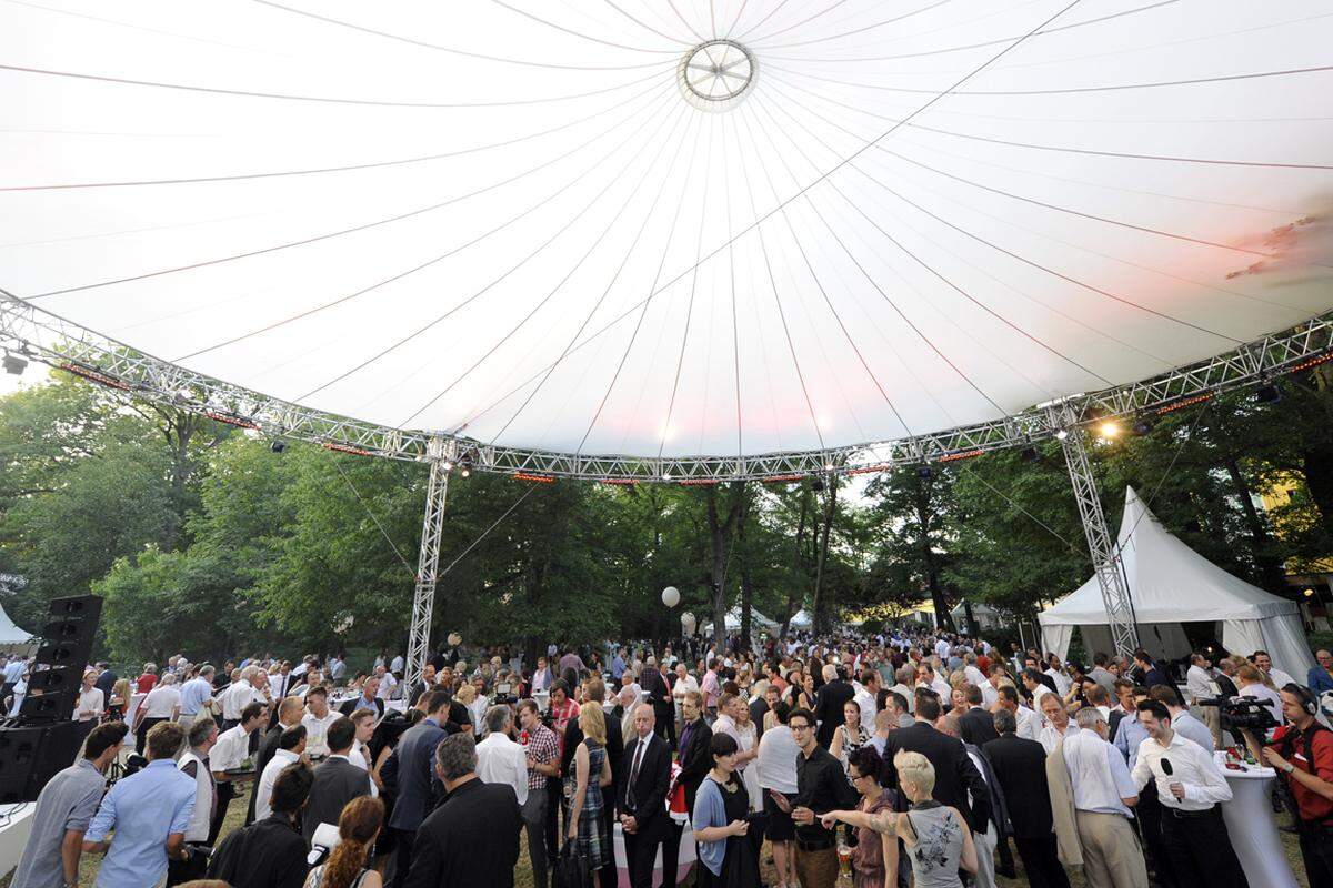 Trotz brütender Hitze und Urlaubs-Hochsaison haben sich auch heuer mehr als 2.000 Gäste zum SPÖ-Sommerfest, auch Kanzlerfest genannt, im Gartenhotel Altmannsdorf eingefunden.
