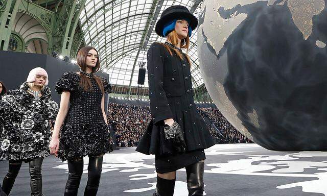 Lagerfeld umarmt die Welt - Saint Laurent zeigt Grunge 