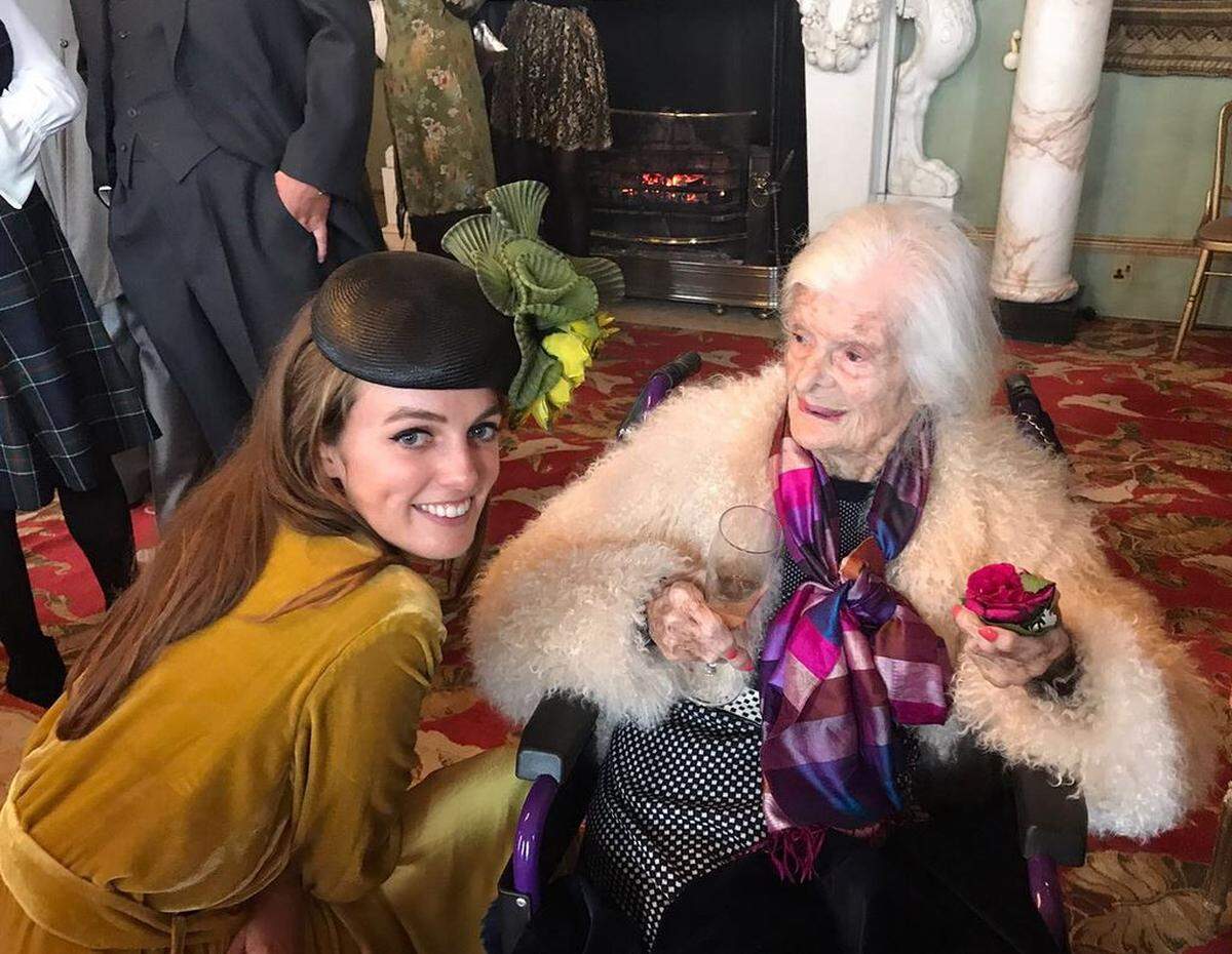 Lady Violet zeigt sich tatsächlich eher ladylike auf ihren Instagram-Fotos - hier posiert sie mit einer entfernten Verwandten auf einer Familienhochzeit.