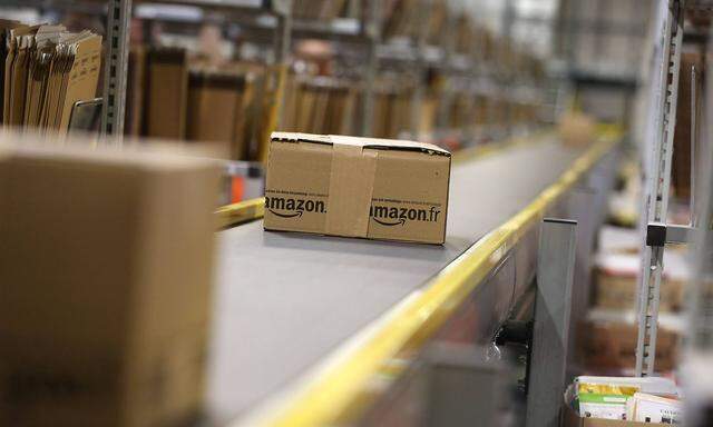 Amazon-Paket wird auf Foerderband gelegt