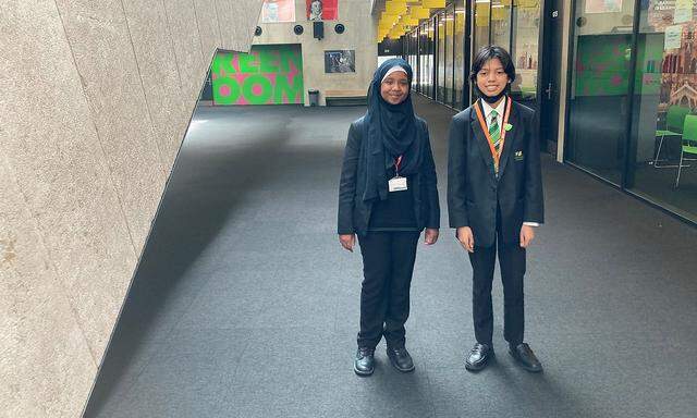 Die zwölfjährige Ayah Mohamed und der 13-jährige Hull Partridge führten den österreichischen Bildungsminister durch ihre Schule.