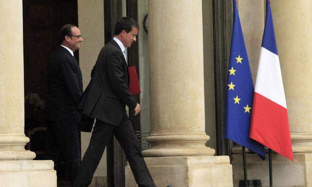 French President Hollande watches as Prime Minister Valls leaves after their meeting at the Elysee Palace in Paris