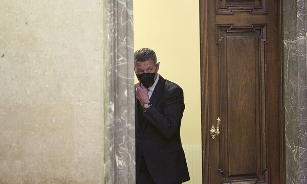 Erst noch eher scheu, dann "Daumen hoch": der suspendierte Sektionschef Christian Pilnacek beim Betreten des Großen Schwurgerichtssaals des Straflandesgerichts Wien.