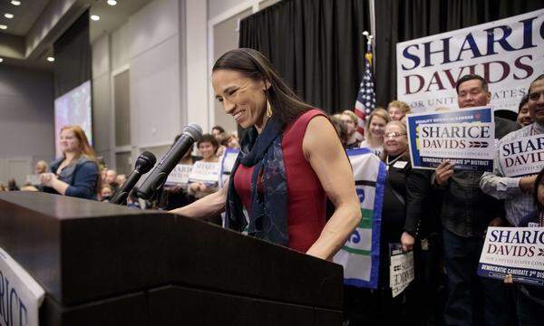 Sharice Davids (38), Anwältin und ehemalige Kampfsportlerin, behauptete sich im Wahlkreis Kansas City. Sie ist Tochter einer alleinerziehenden Armeeveteranin und lebt offen homosexuell in dem traditionell konservativen US-Bundesstaat Kansas.