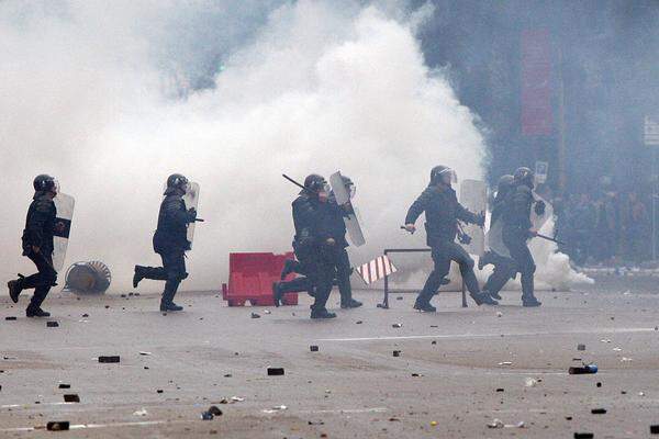 Später am Nachmittag sollen sich die Demonstranten wieder vom Regierungsgebäude zurückgezogen haben.